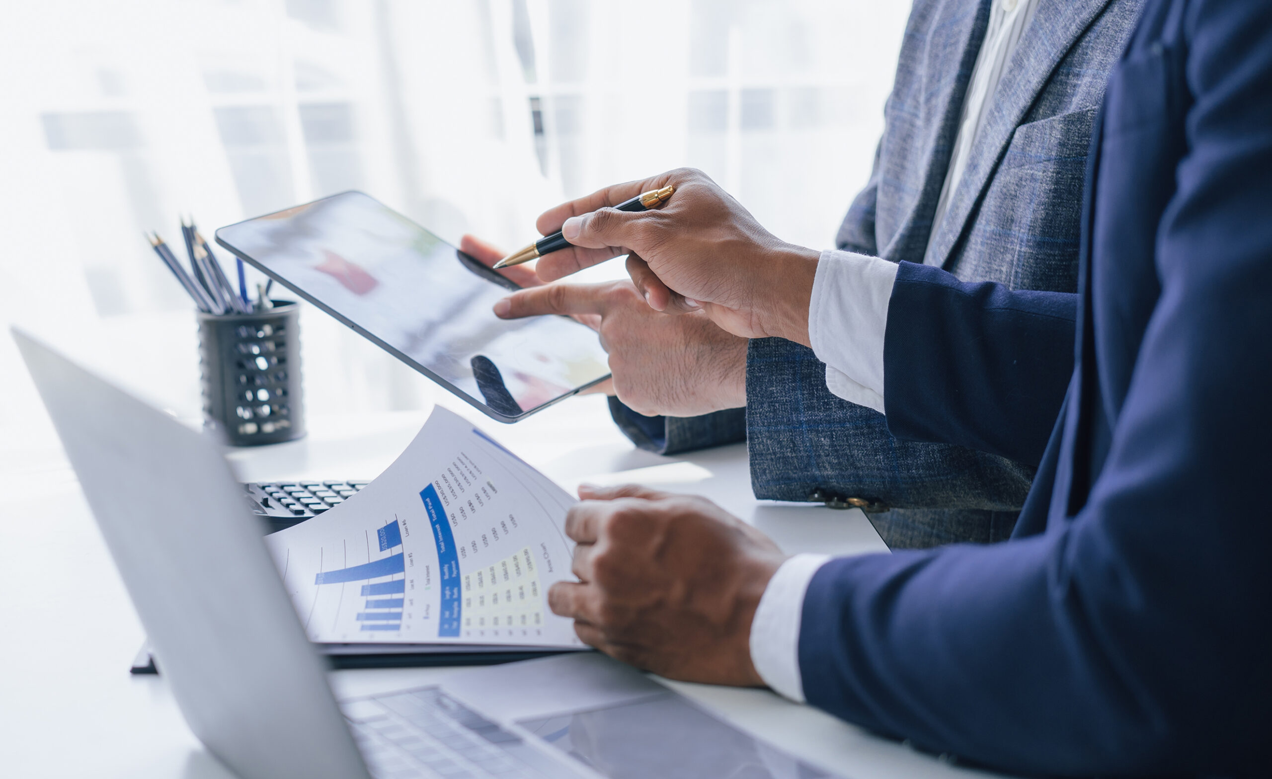 Using,Tablet,Pc,,Consultant,Between,Bookkeepers,And,Accounting,Lawyer,Consultation
